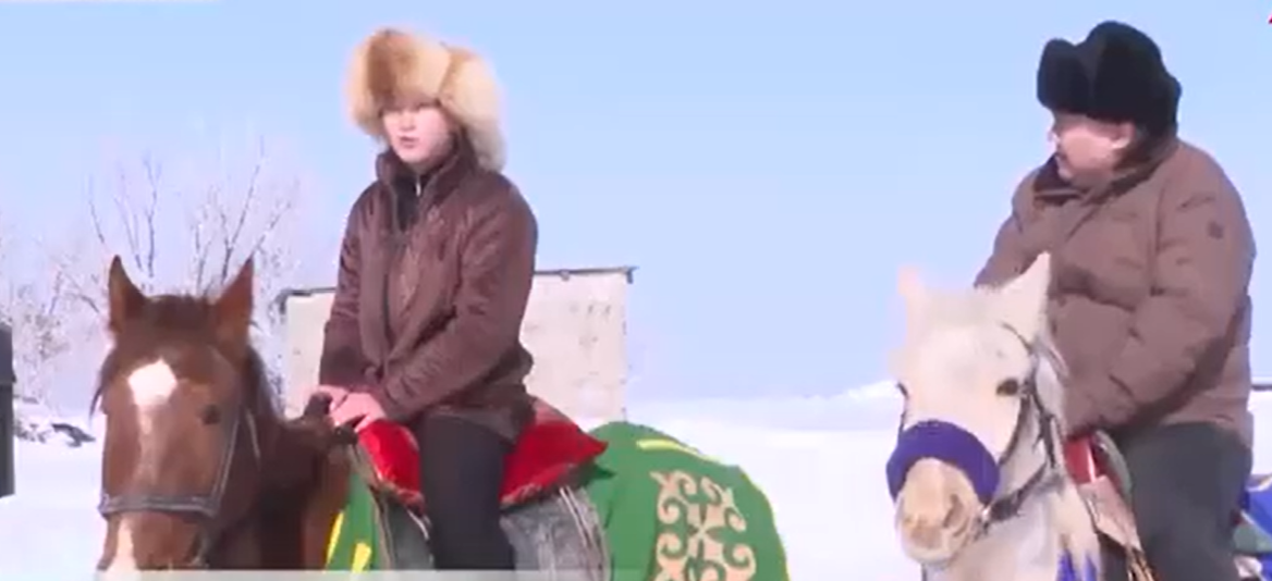 Shabandoz qyz: Jezqazǵandyq 13 jastaǵy oqýshy 2 úıir jylqy baǵyp otyr