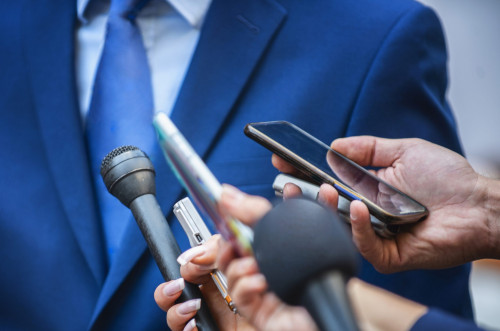 Jýrnalısterdiń sot zalyna kirý quqyǵy qandaı? Joǵarǵy Sot sýdıasy túsindirdi