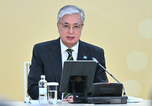 Atasyna eskertkish qoıýdy, kóshege atyn berýdi ótinetinder kóbeıdi - Toqaev