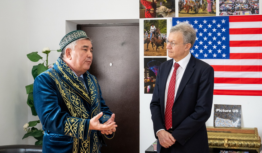 AQSh elshisi aýylǵa keldi