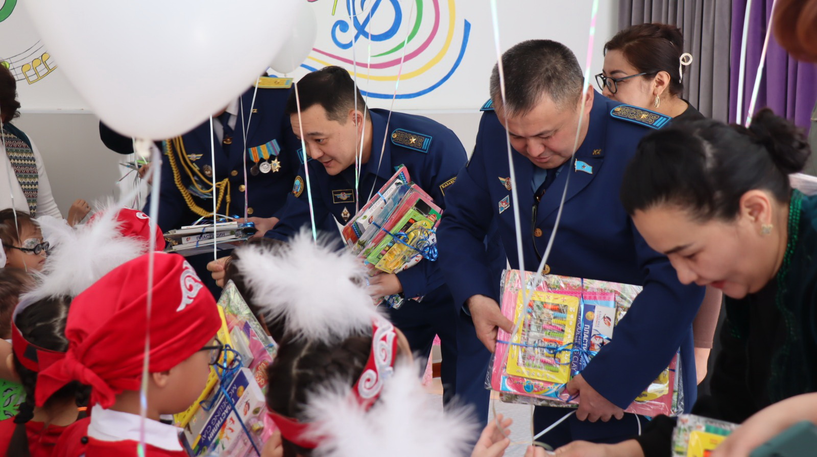 Áskerılerdiń balalarǵa syıy