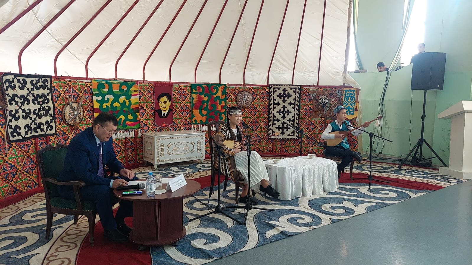 Jas júrek jyrlaıdy