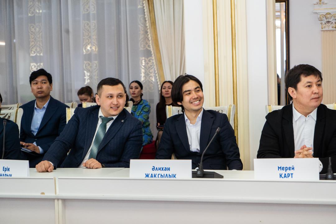 Elordada jastar ádebı klýbynyń alǵashqy otyrysy ótti