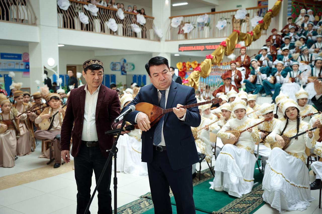 Mektep oqýshylary sala basshysymen birge dombyra tartty