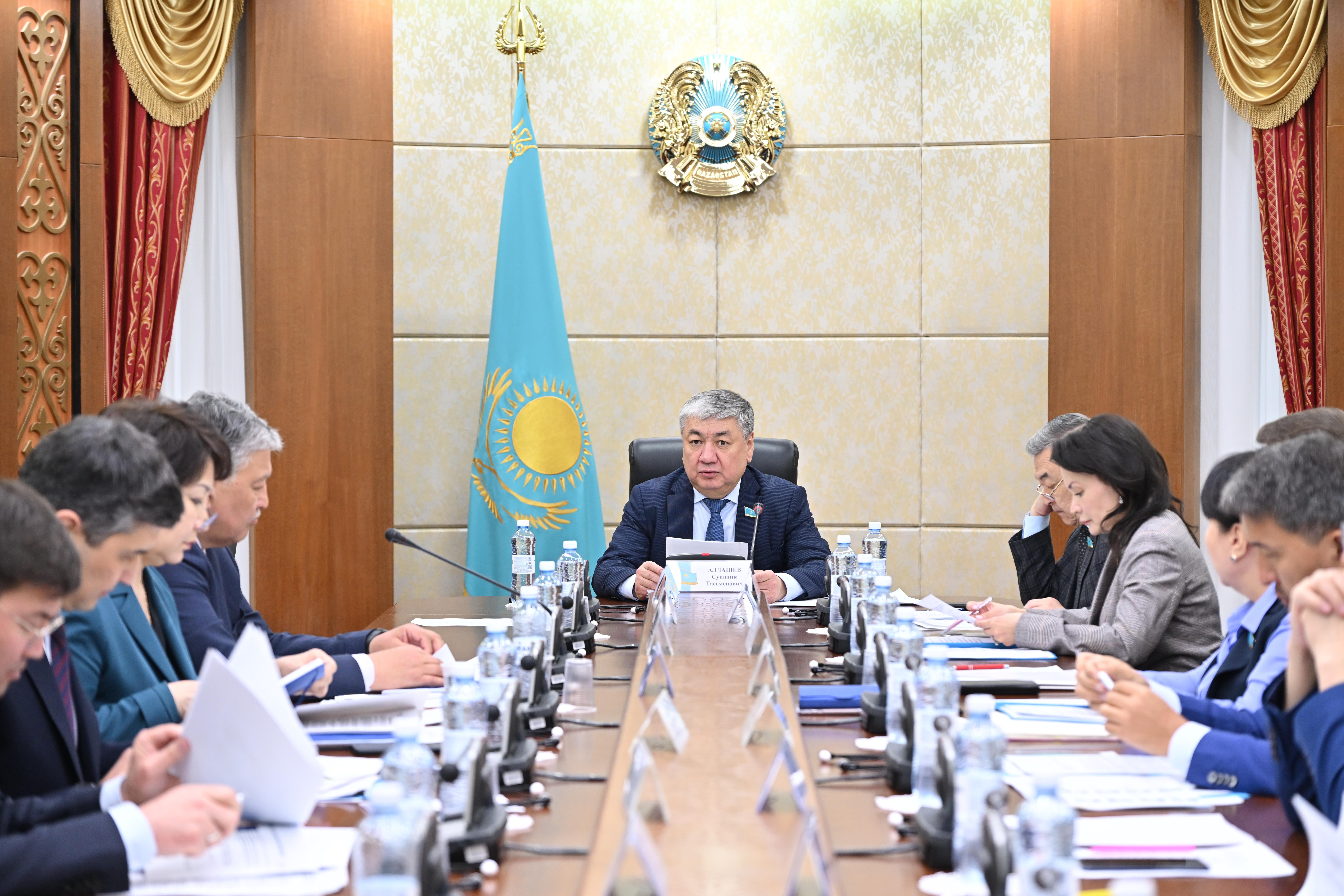 Senatorlar ınnovasııalyq áleýetti damytý máselelerin talqylady