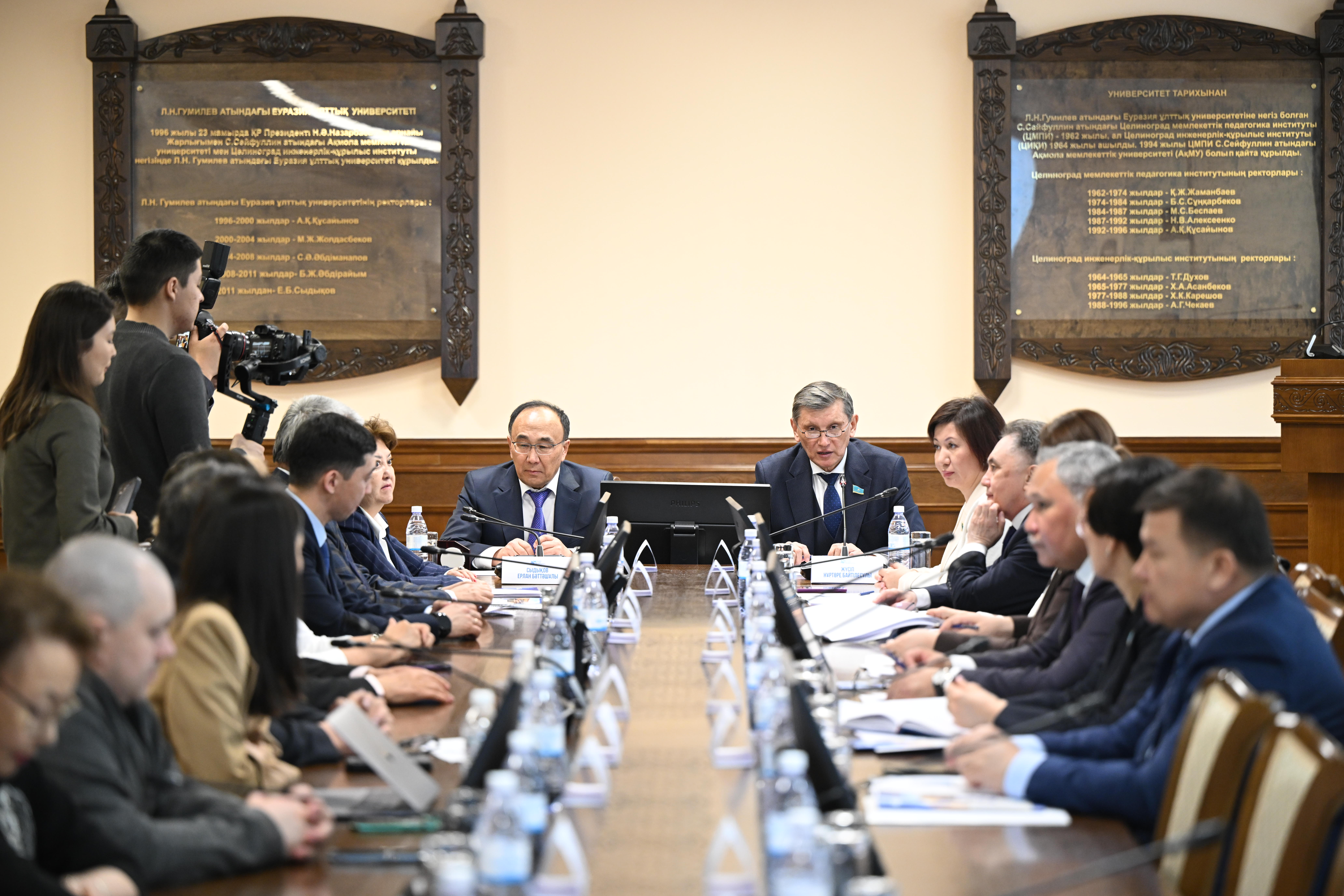 Senatorlar EUÝ ǵalymdarynyń qyzmetimen tanysty