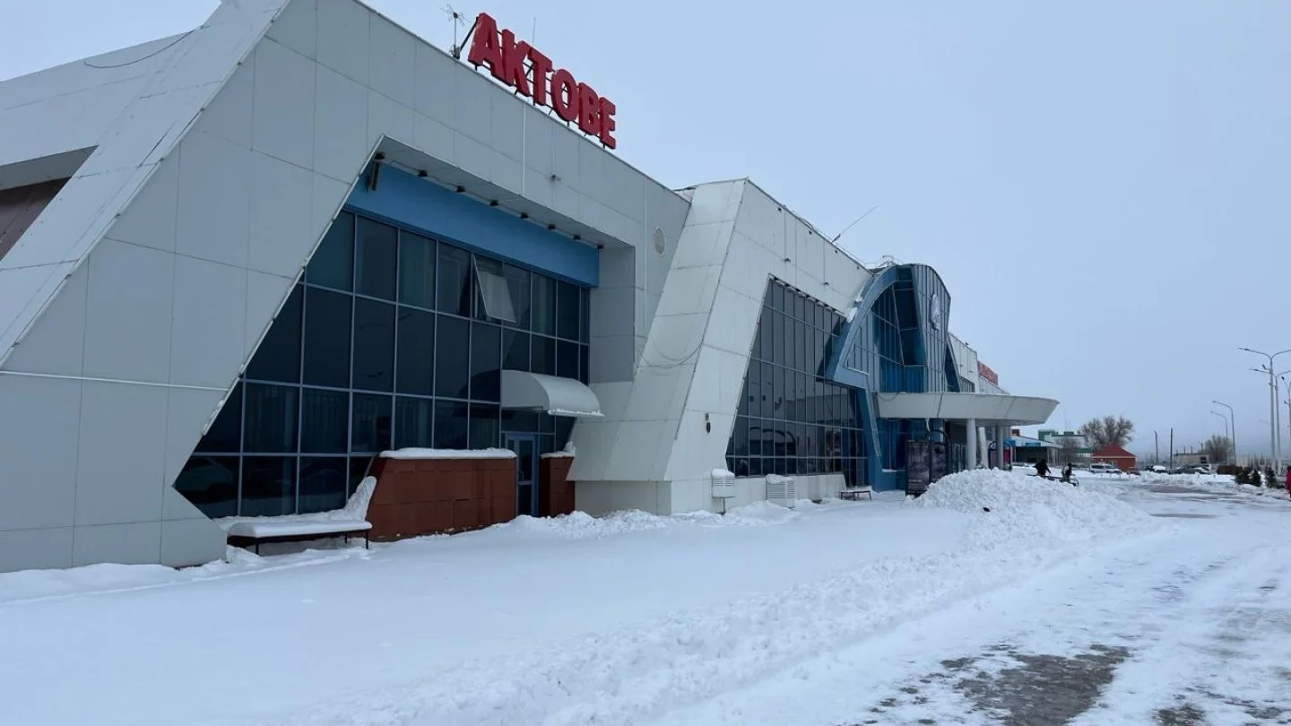 Aqtóbe áýejaıyn da qar sýy basty