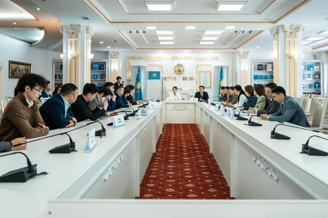 Jastar ádebı klýby: alǵashqy otyrysta ne aıtyldy?