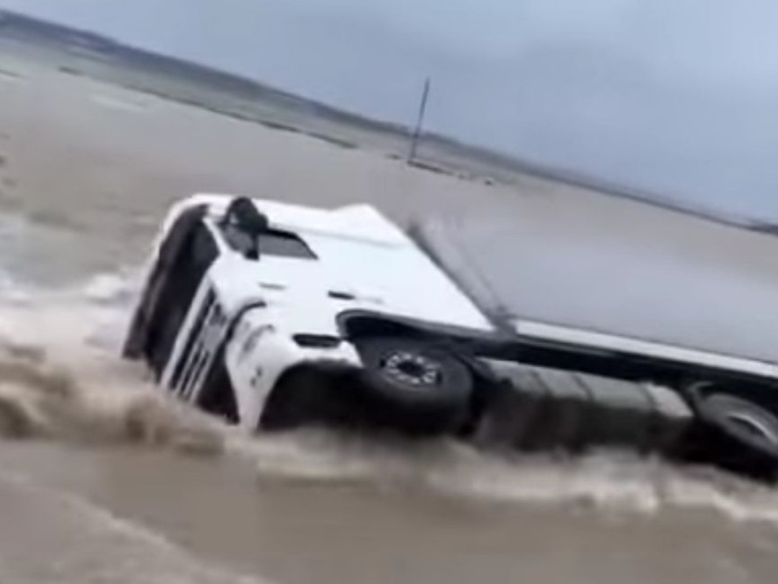 Aqsý-Aıýly tasjolynda júk kólikteri joldan shyǵyp ketip, aýdarylyp qaldy