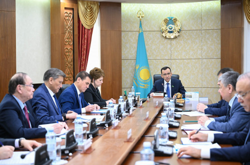 Senatorlar óńirlerde sý tasqynymen kúreste óz úlesterin qosyp jatyr - Máýlen Áshimbaev