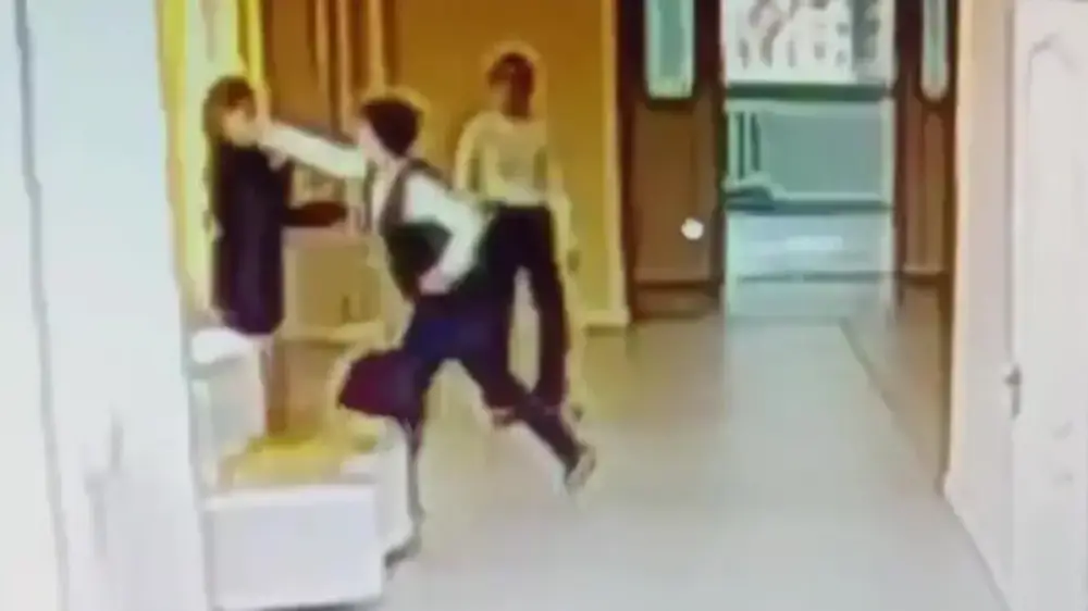 Ákimniń ulynan taıaq jegen qyzdyń anasy aıyppul tóleıtin boldy