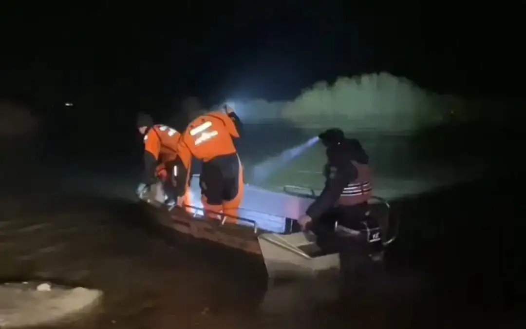 Shatyr quryp, demalmaq bolǵan: Qosshy irgesinde sýda qalyp qoıǵan erli-zaıyptylar qutqaryldy