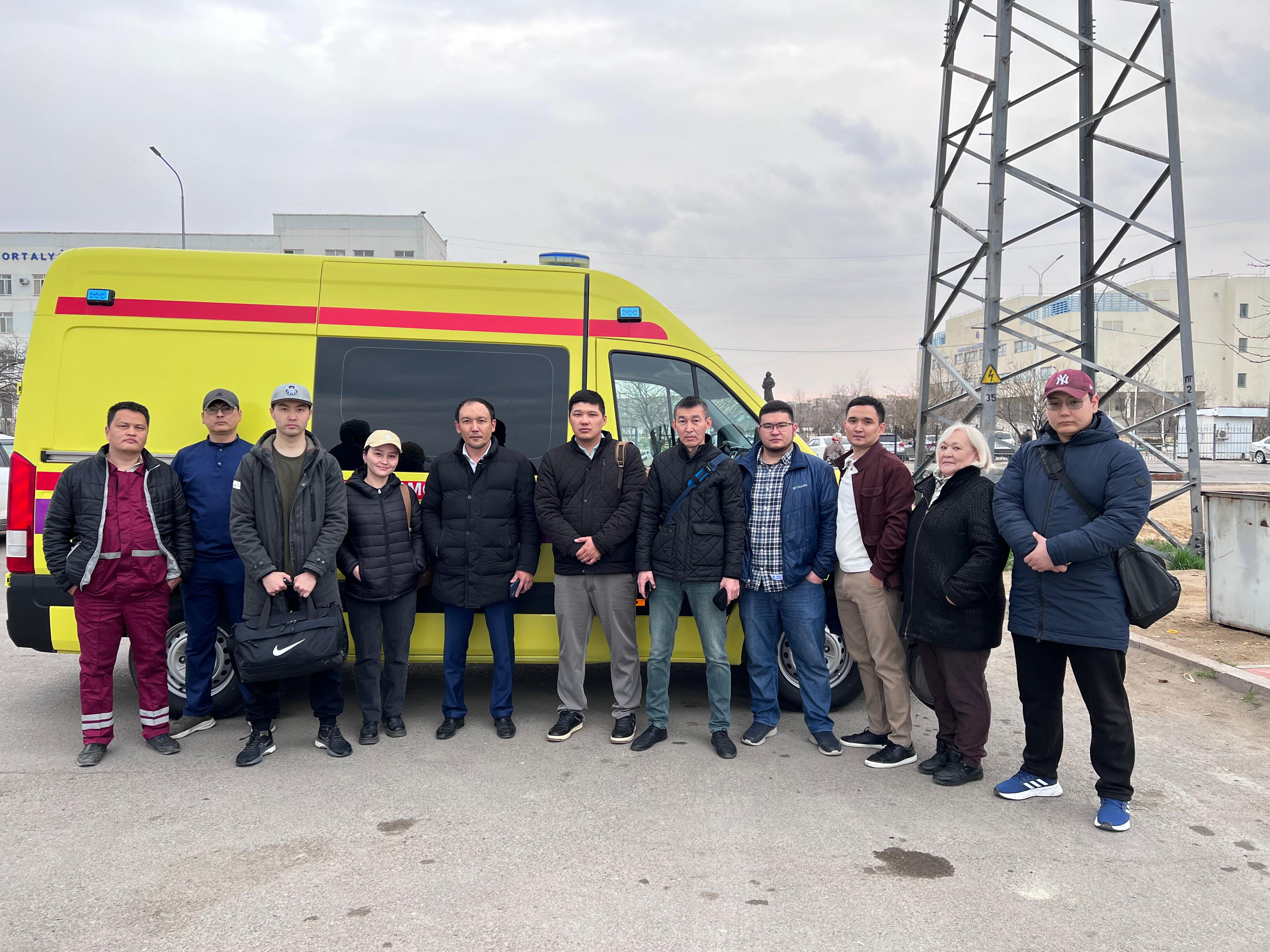 Mańǵystaýlyq dárigerler Atyraý oblysynan qutqarylǵandarǵa medısınalyq kómek kórsetip jatyr