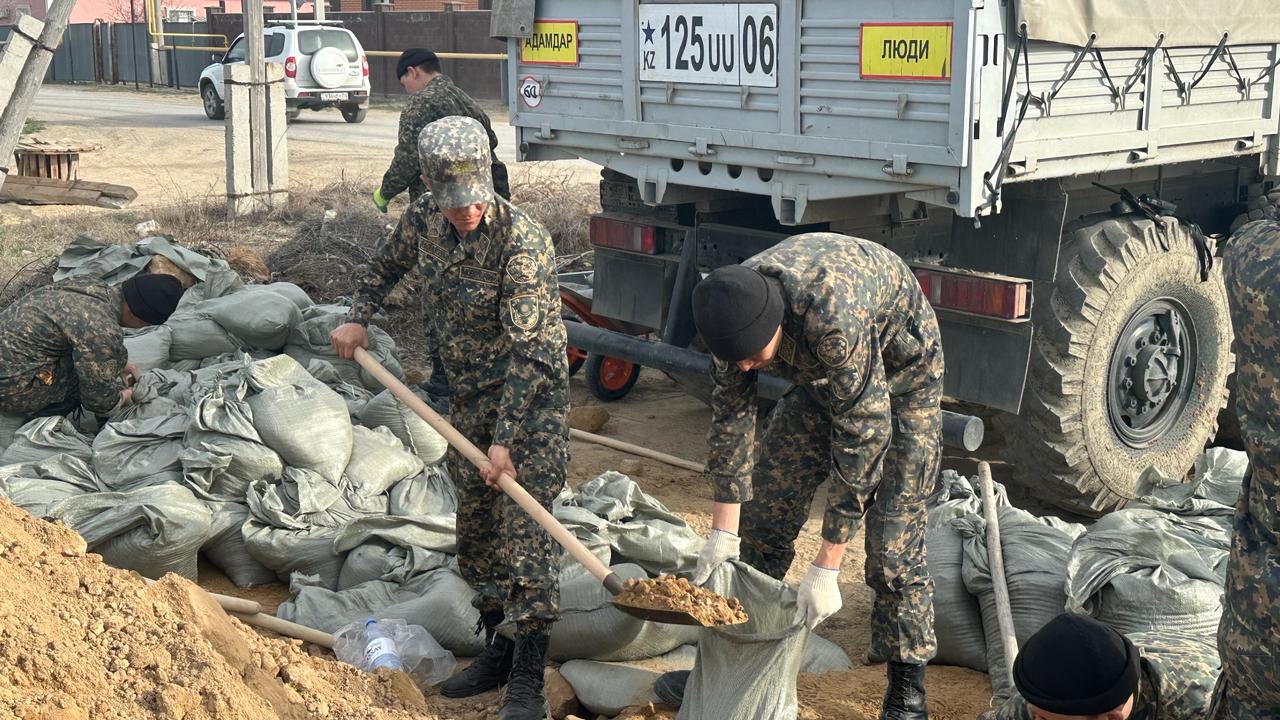 Sý basqan aýdandarǵa 900 tonnadan astam topyraq tóseldi
