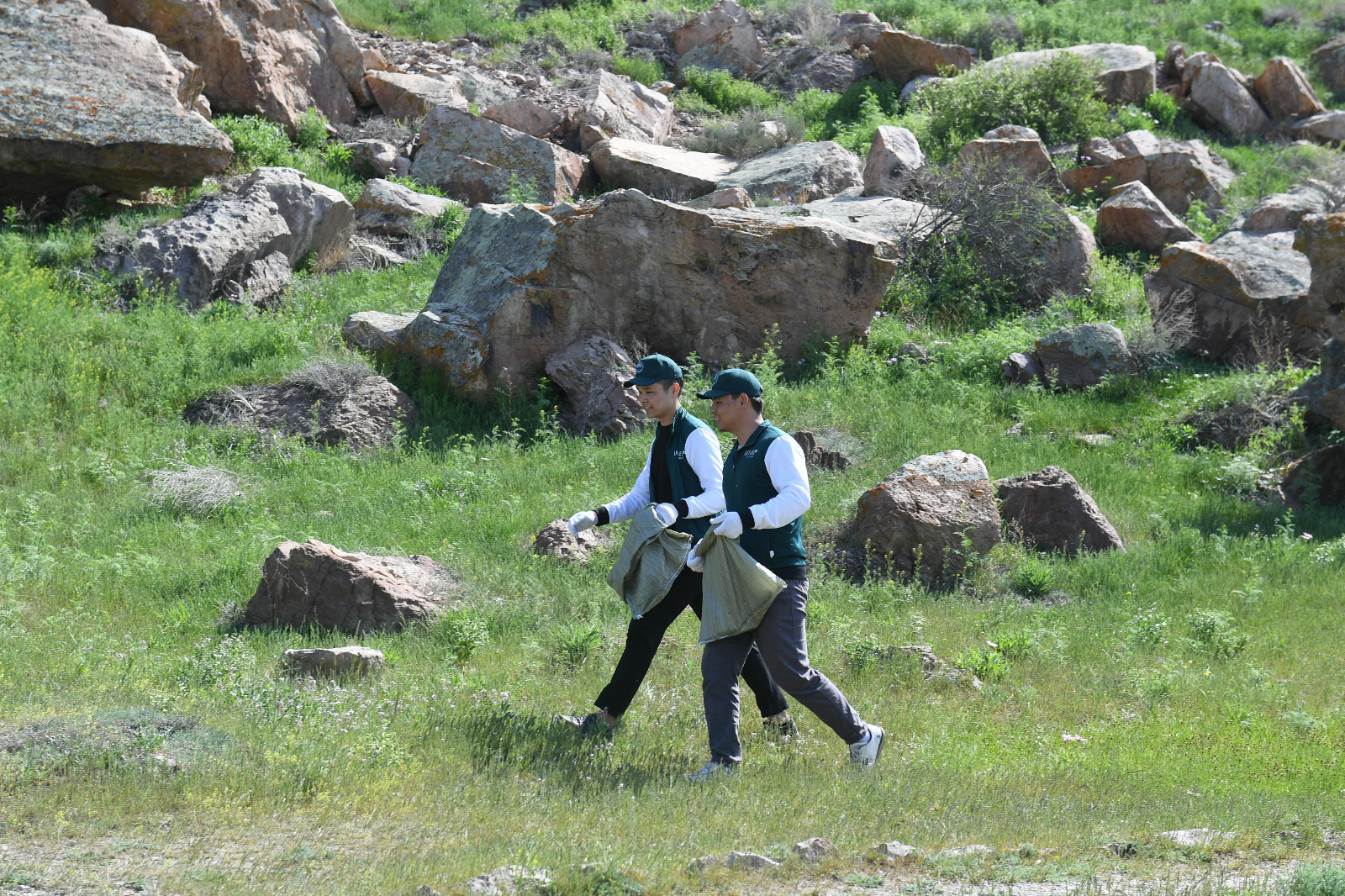 «3 tonna qoqys»: Almaty oblysynda «Kıeli meken» aksııasy ótti