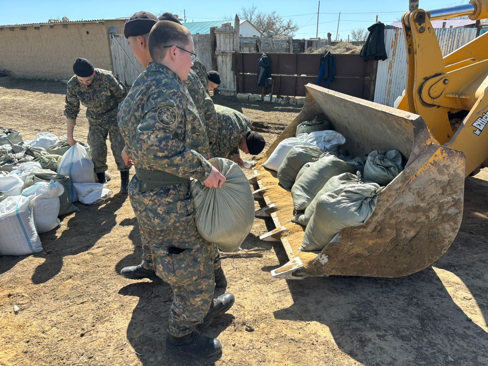 Kýrsanttardyń da kómegi kóp