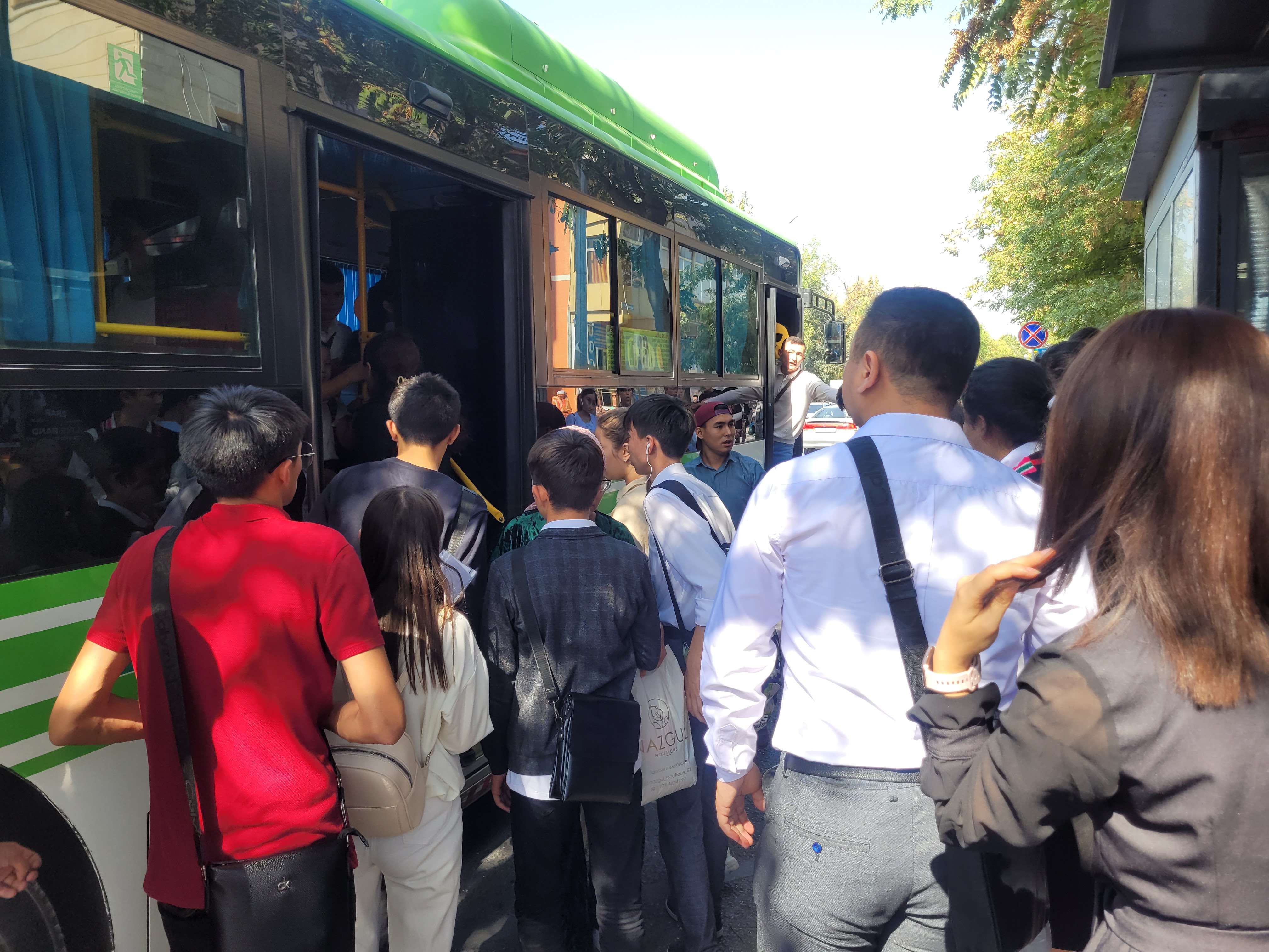 Oqýshylardy tegin tasymaldaıdy