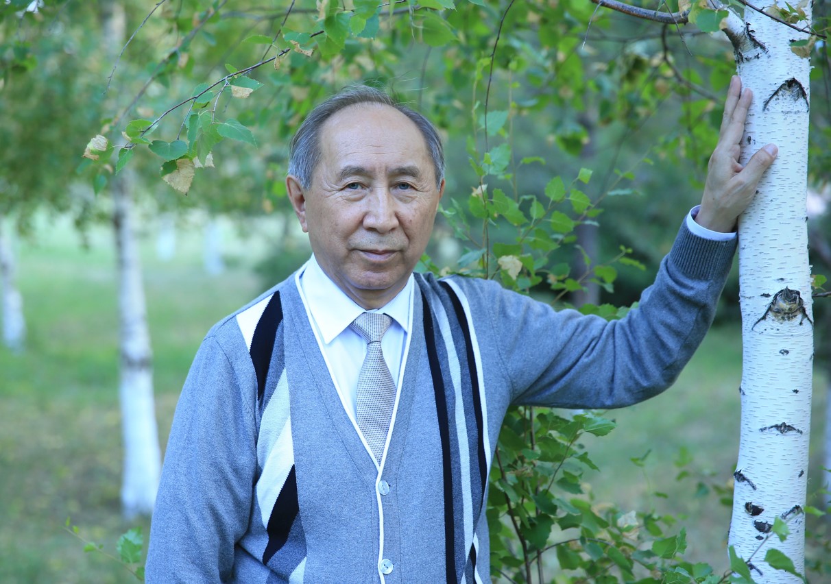 Oqjetpestiń asqaryna órlegen