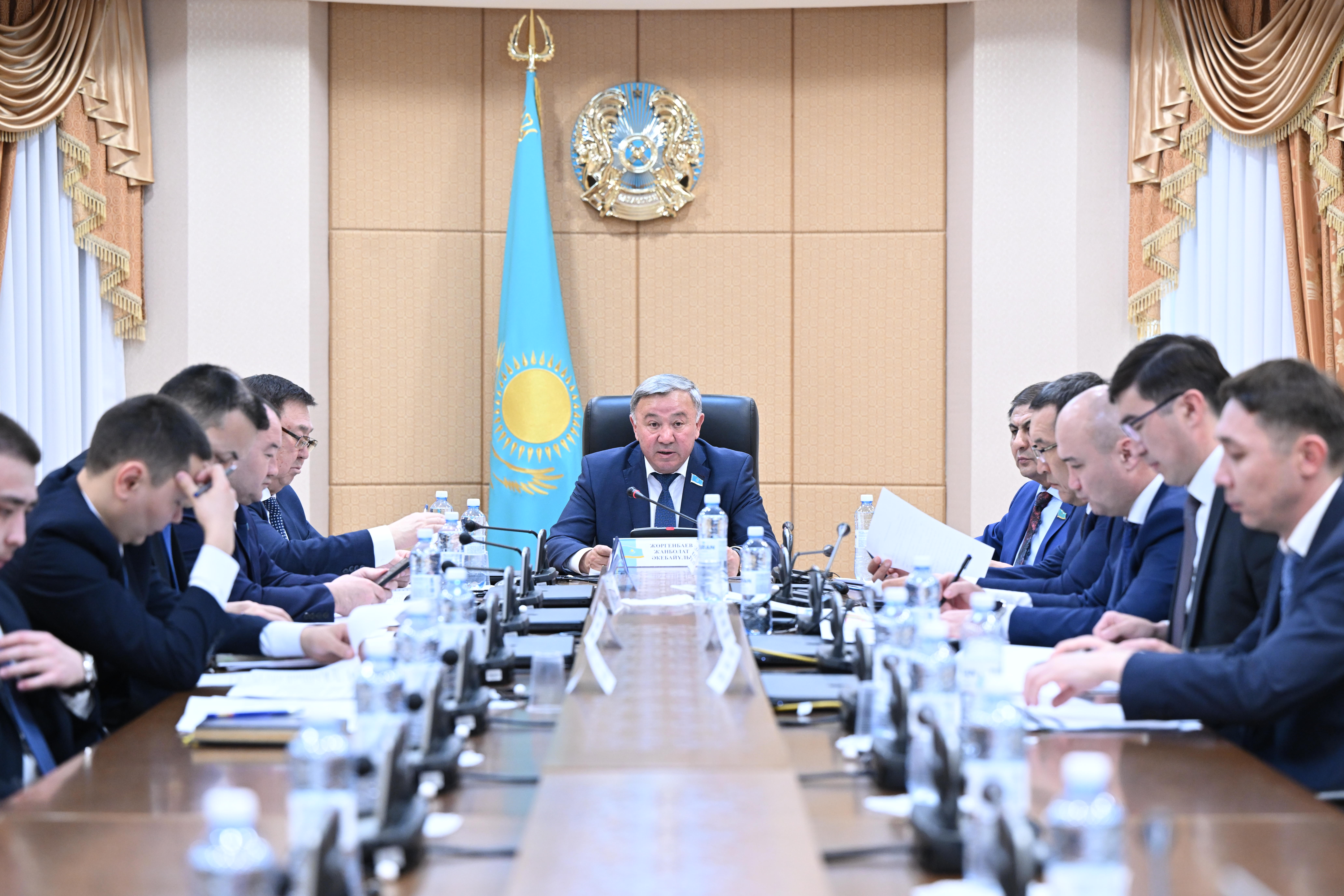 Avtomobıl joldaryn jóndeıtin merdigerlerdiń jaýapsyzdyǵynan halyq zardap shegip otyr – senator