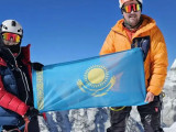 Qazaq qyzy tarıhta alǵash ret Everest shyńyna shyǵyp, rekord ornatty