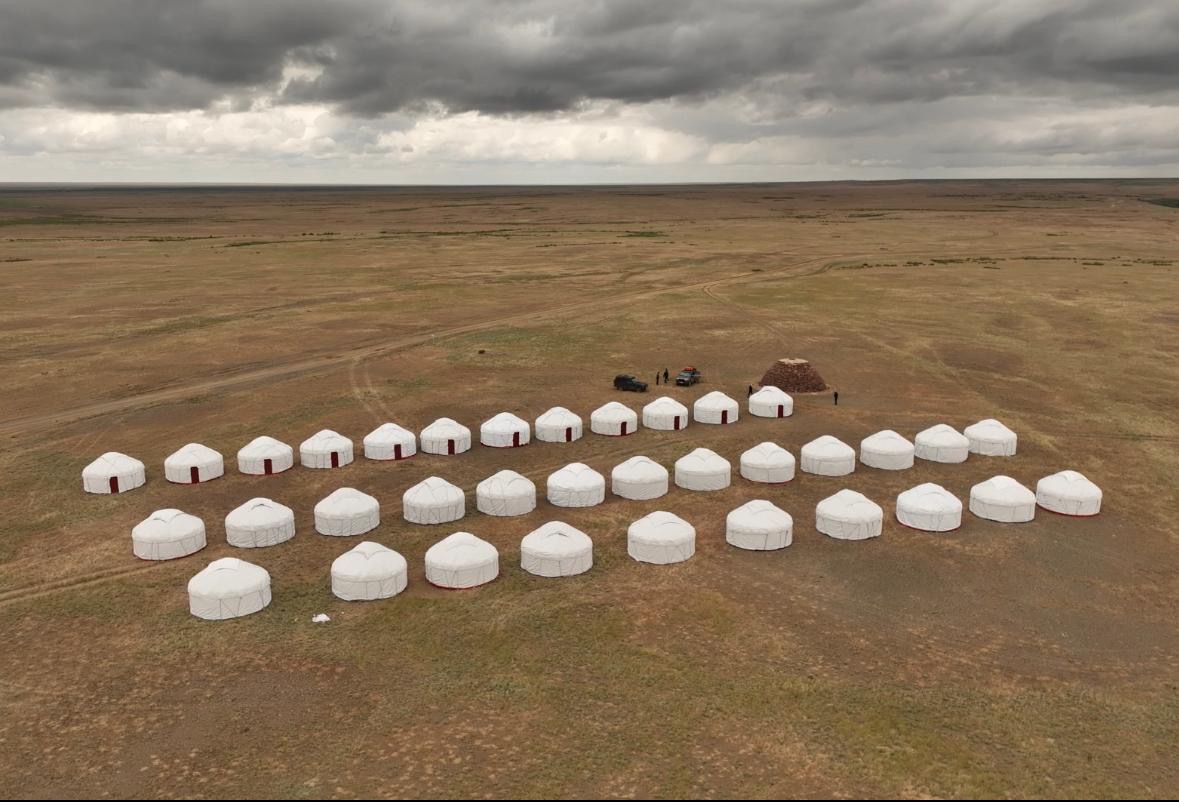 Tasqynnan zardap shekken aýyldarǵa kıiz úıler jiberdi