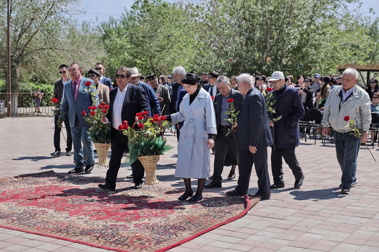 Jezqazǵan aqyndary jyrlaıdy