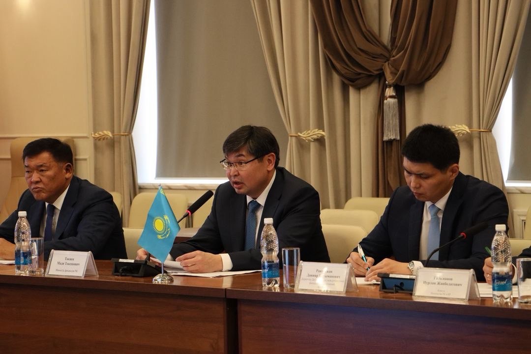 Qarjy mınıstri Qyrǵyzstanǵa jumys saparymen bardy  