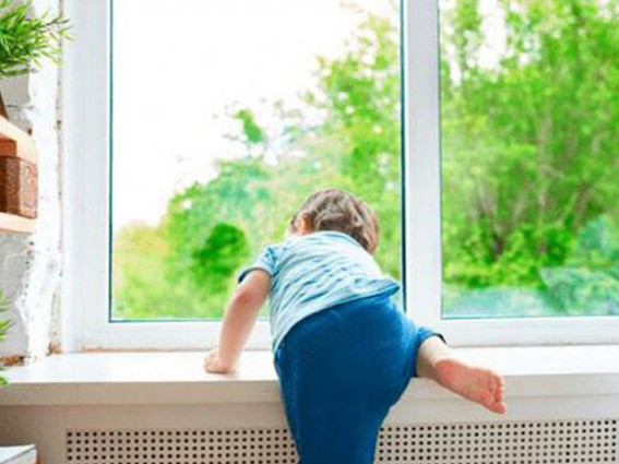 Aqtóbede 5 jasar búldirshin terezeden qulap, qaıtys boldy