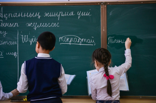 Senator mekteptegi oqý pánderin azaıtýdy usyndy