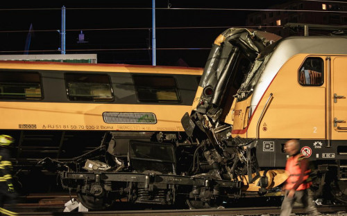 Jolaýshylar poıyzy apatqa ushyrap, tórt adam kóz jumdy