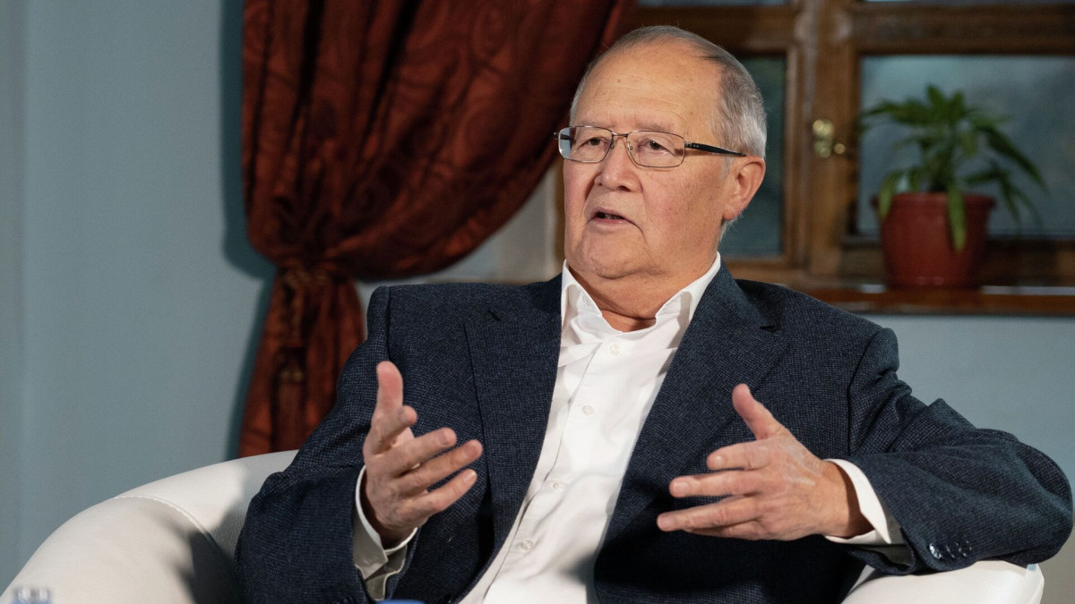 Máńgilik Áýezovter: Muhtar, Murat...