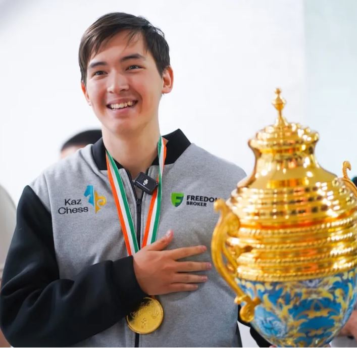 Álem kýbogine joldama aldy