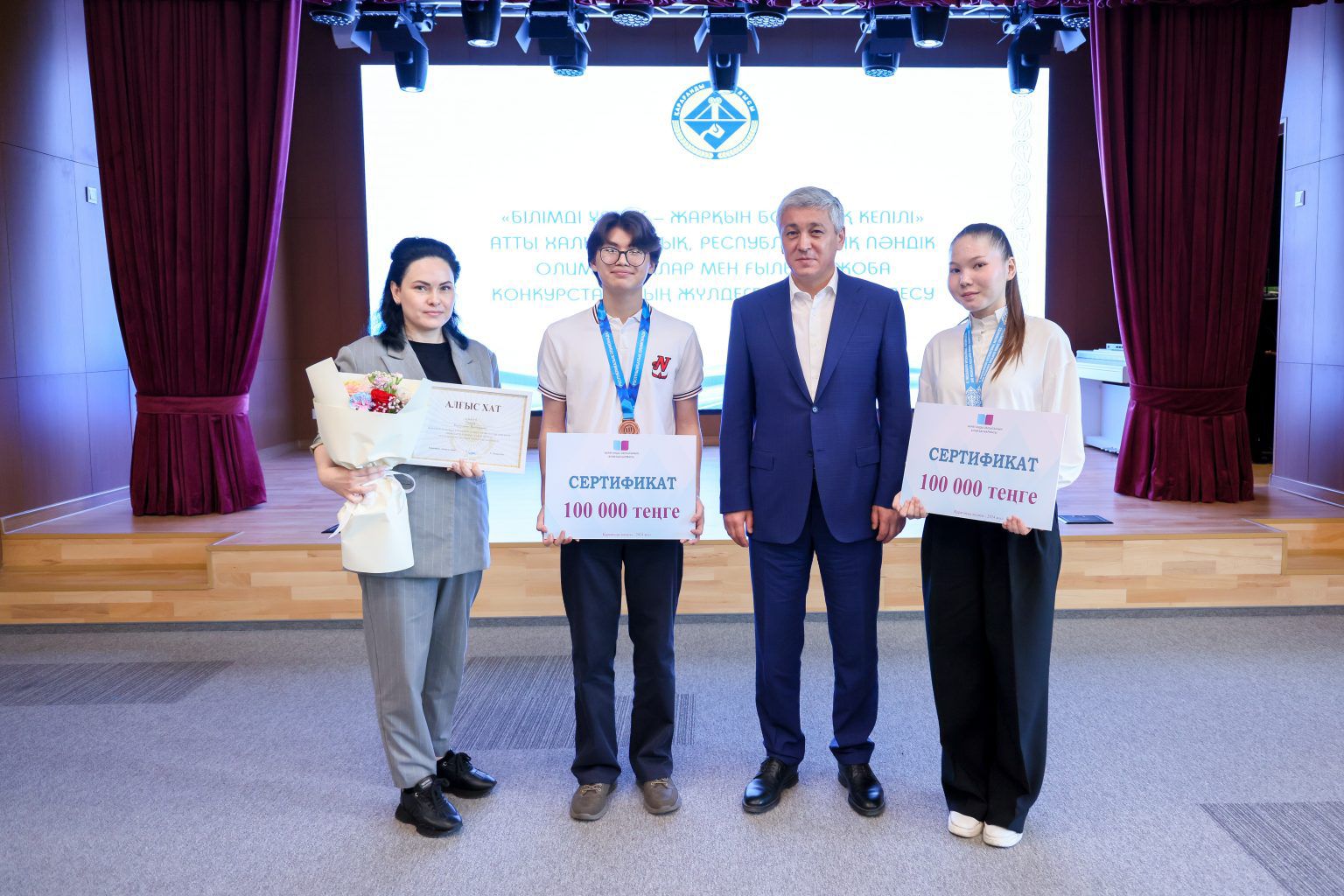 Daryndy oqýshylarmen júzdesti