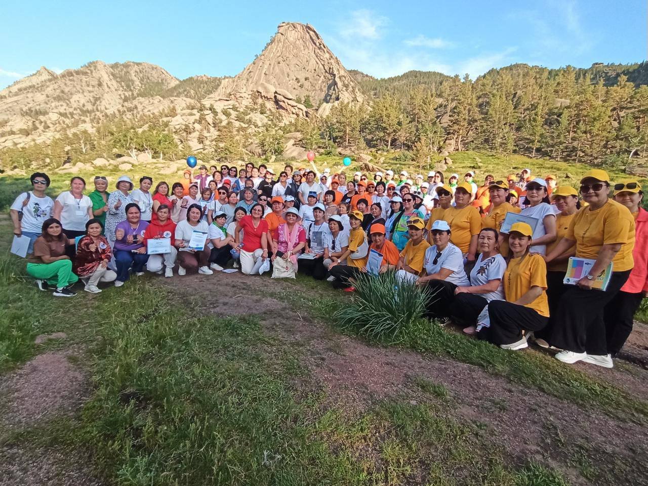 Tabıǵat aıasynda kitap oqydy