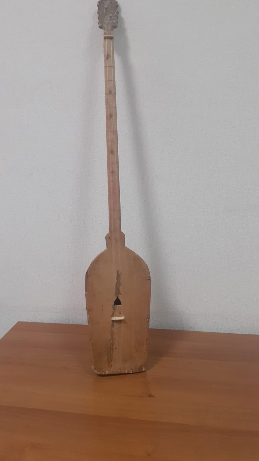 Qaraǵaıdan jasalǵan dombyra