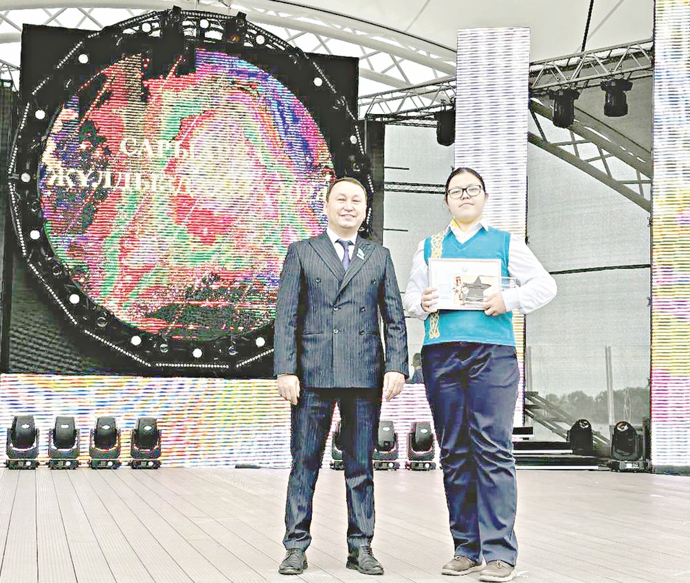 Úzdik oqýshylar – qurmet tórinde