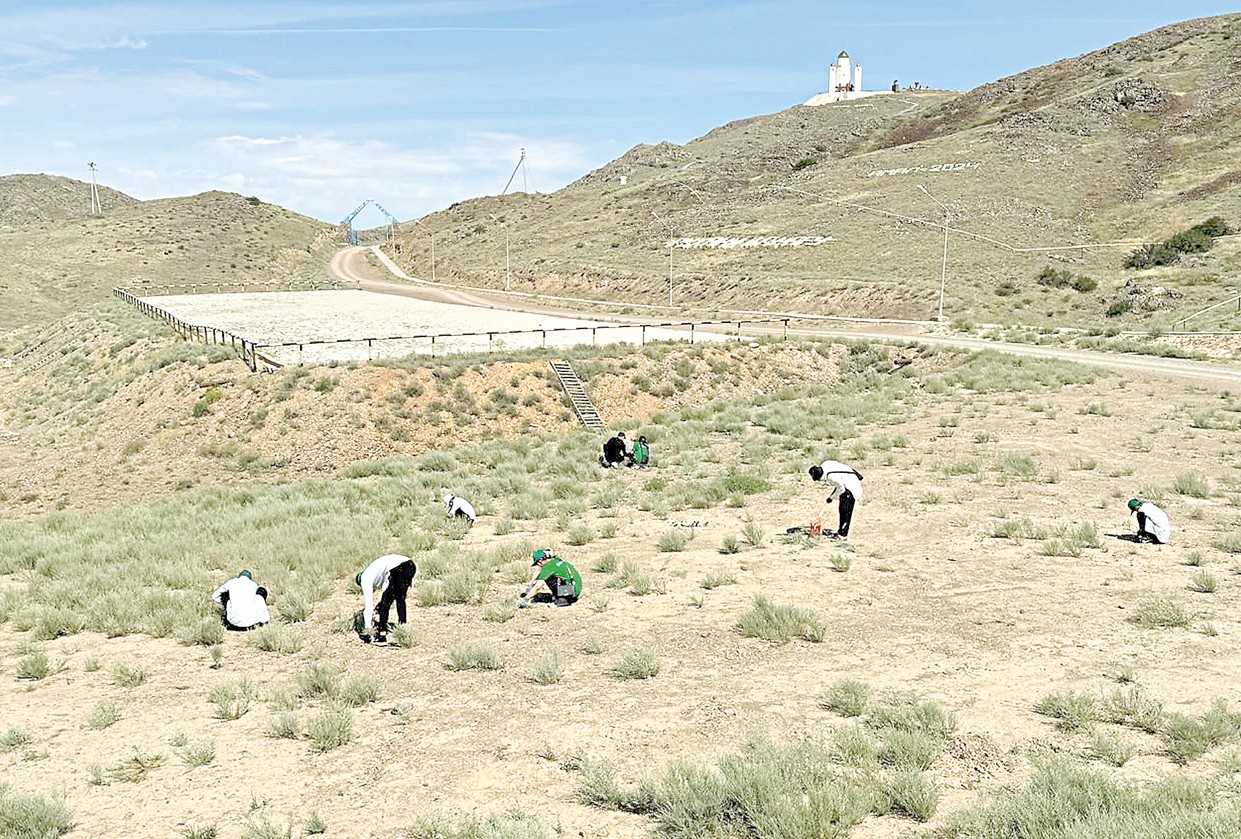 Kaspıı jaǵasyn qoqystan tazartty