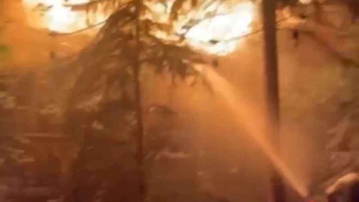 Almatyda eki qabatty monsha kesheninde órt shyqty