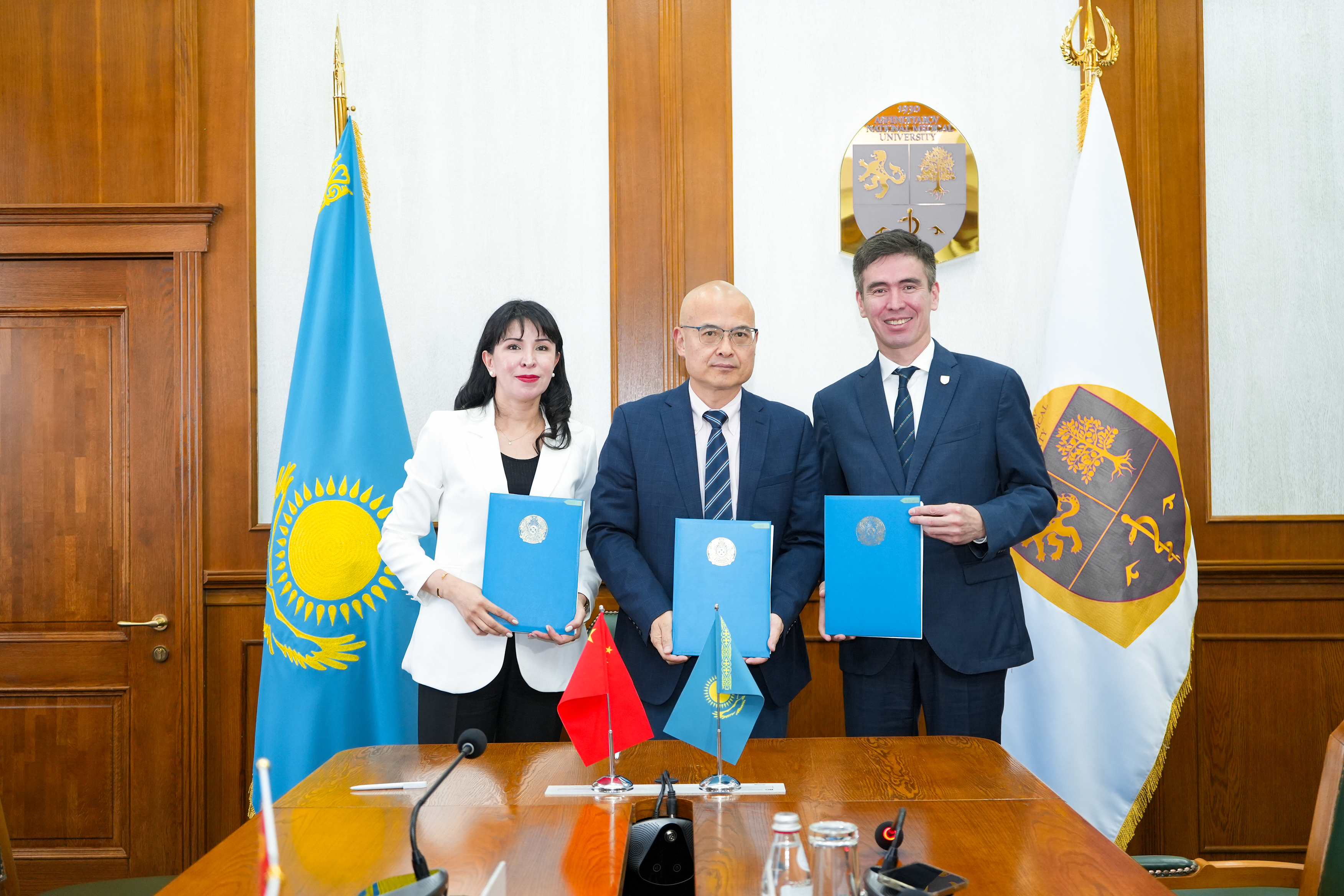 Shenchjen ýnıversıtetimen birlesken zerthana