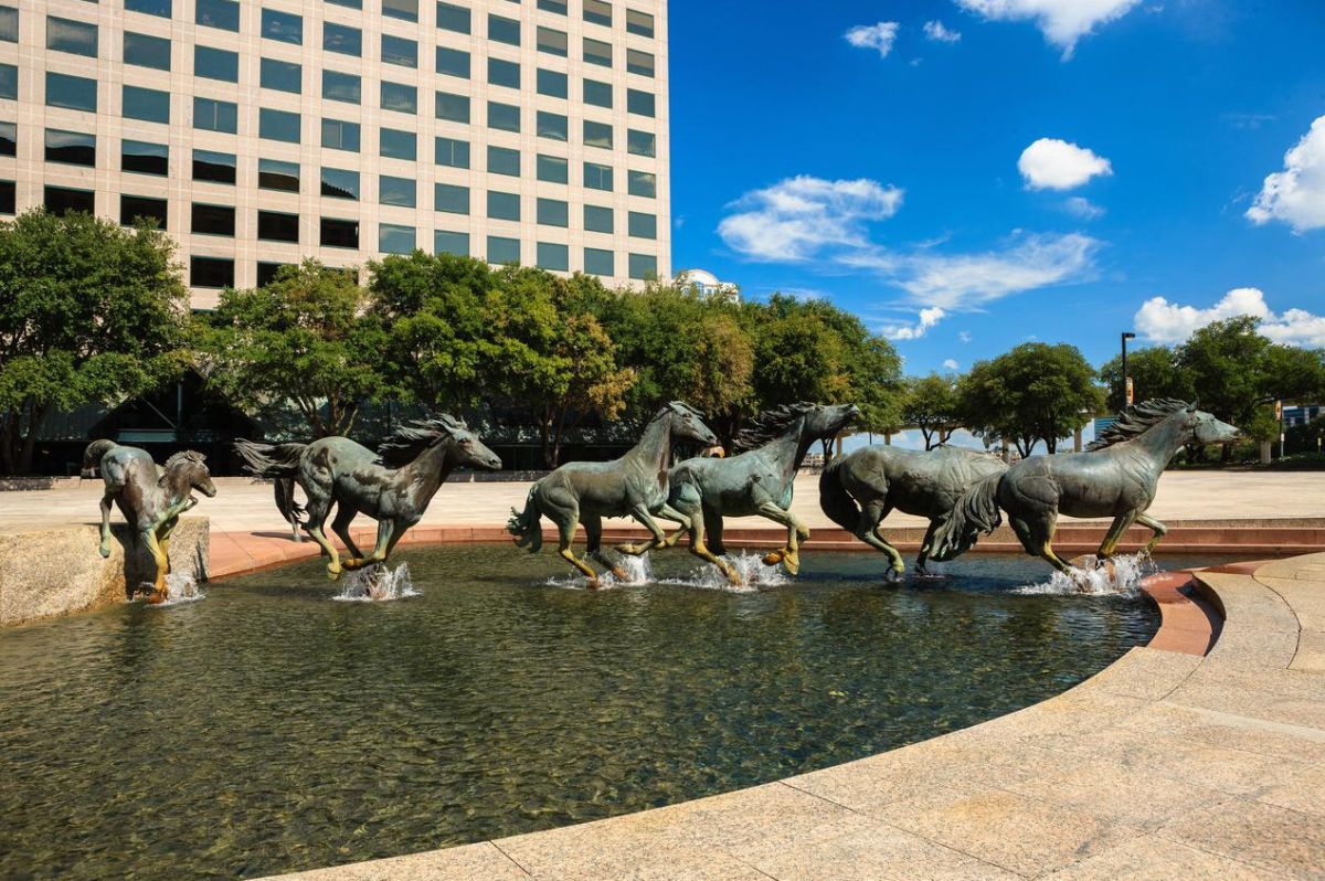 Bir úıir jylqyǵa eskertkish