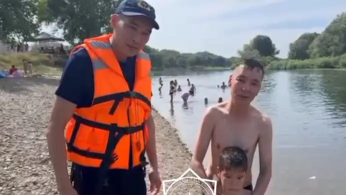 Semeıde sýǵa batyp bara jatqan eki bala qutqaryldy