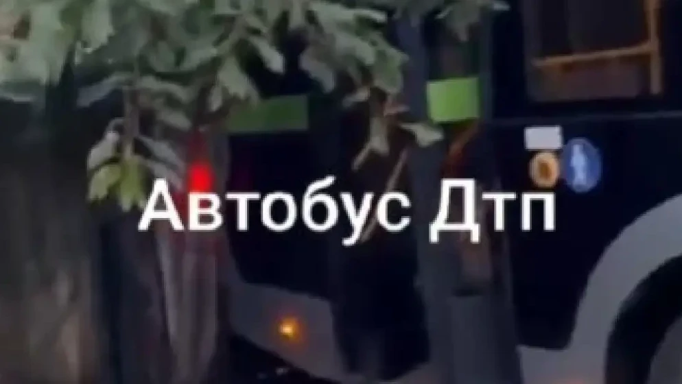 Almatyda taǵy bir avtobýs apatqa ushyrady