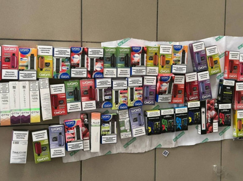 Tarazda polıseıler quny 1 mıllıon teńgeni quraıtyn veıpterdi tárkiledi