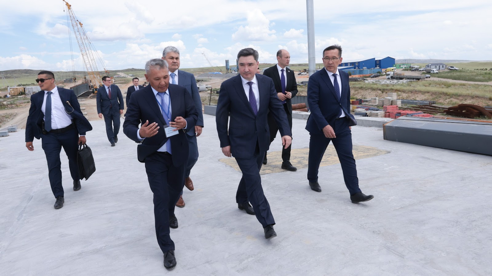 Oljas Bektenov Qazaqstandaǵy eń uzyn kópirdiń qurylysymen tanysty