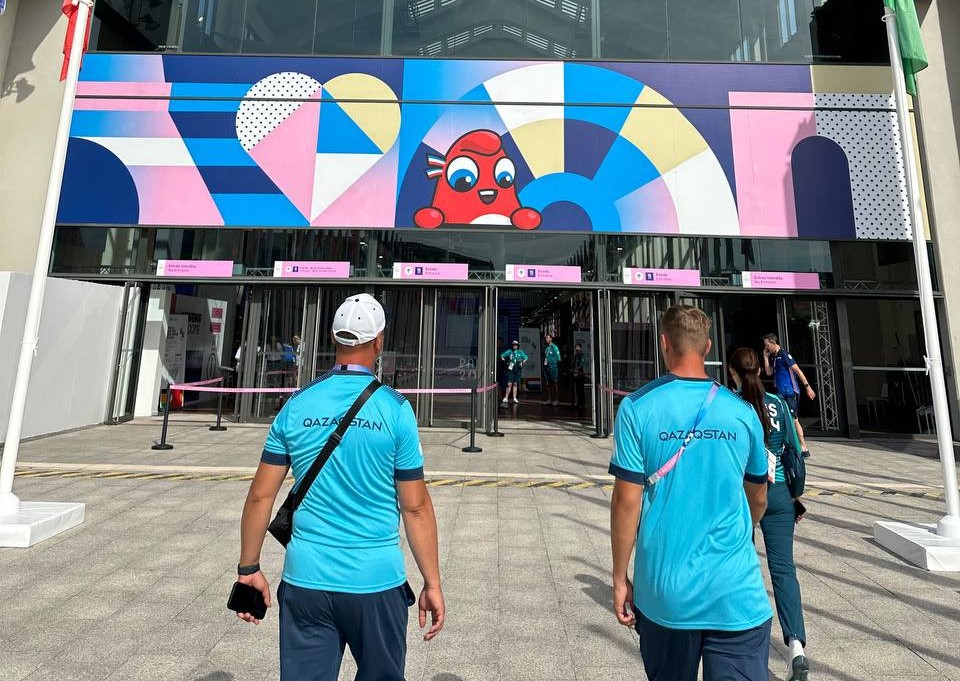 Qazaqstandyq sportshylardyń alǵashqy legi Parıjge jetti