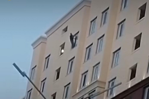 Astanada kópqabatty úıden sekirmek bolǵan er adam qamaýǵa alyndy