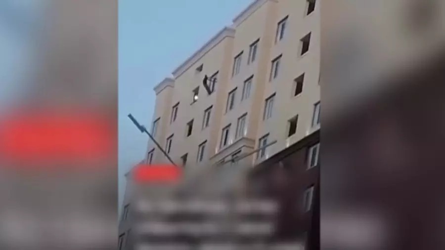 Astanalyq azamat 14-qabattan sekirip, áıelin qorqytqysy kelgen