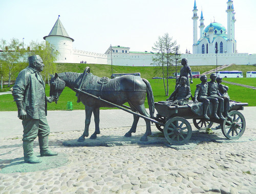 Arbakesh qarııa balalar úıine 80-nen astam kólik syılaǵan