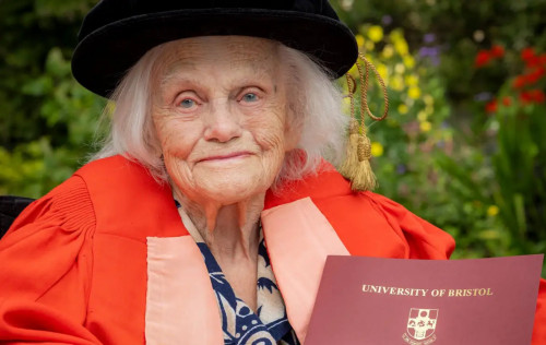 Ulybrıtanııalyq ǵalym 98 jasynda doktorlyq dárejesin aldy