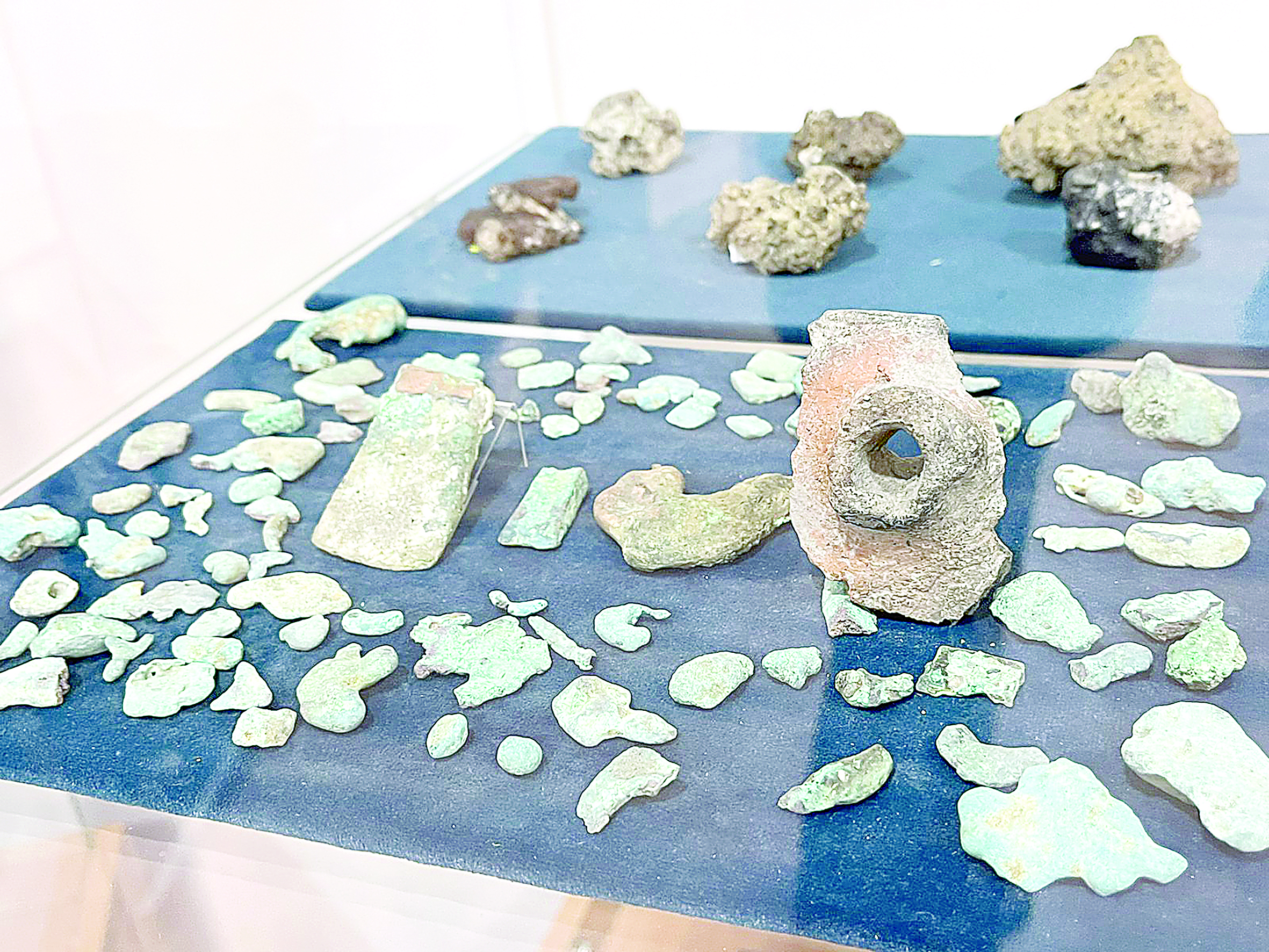 Jarqyrap jaqut tastary...